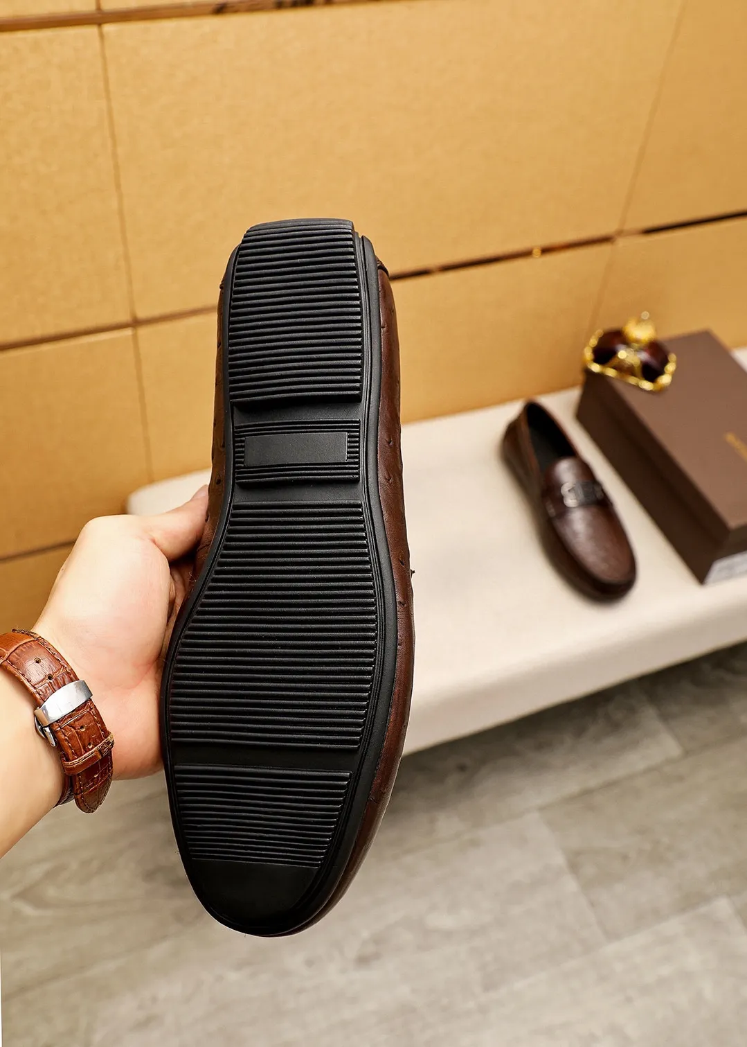 Men's Men's Shoes 💰: 420 💐BV Men's Slip-on Shoes® [BOTTEGA VENETA] Official website counter new model, one-to-one mold opening ⚠Italian calfskin embossed ➕Cow 🐂 leather lining. Driving slip-ons, available at counters, sizes 39-44 (38.45🉑️customized)
